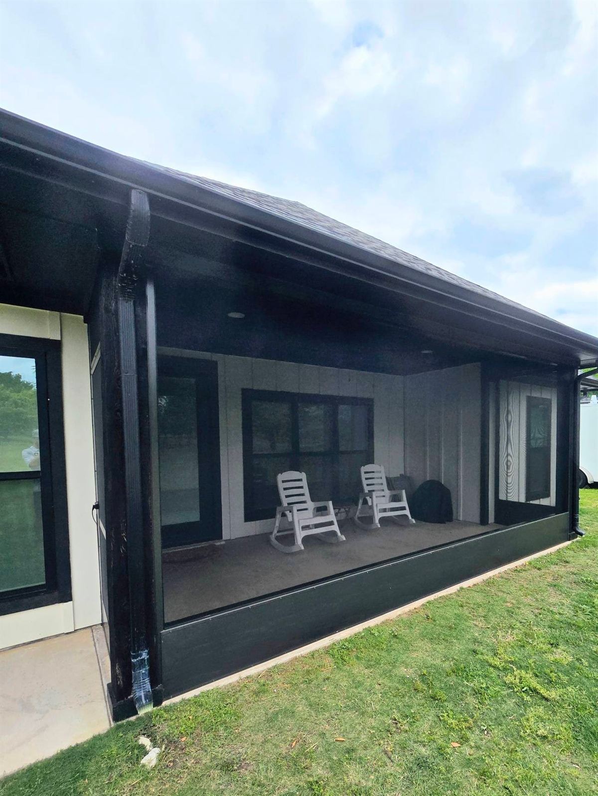 Long enclosed screen room along the back of a DFW home